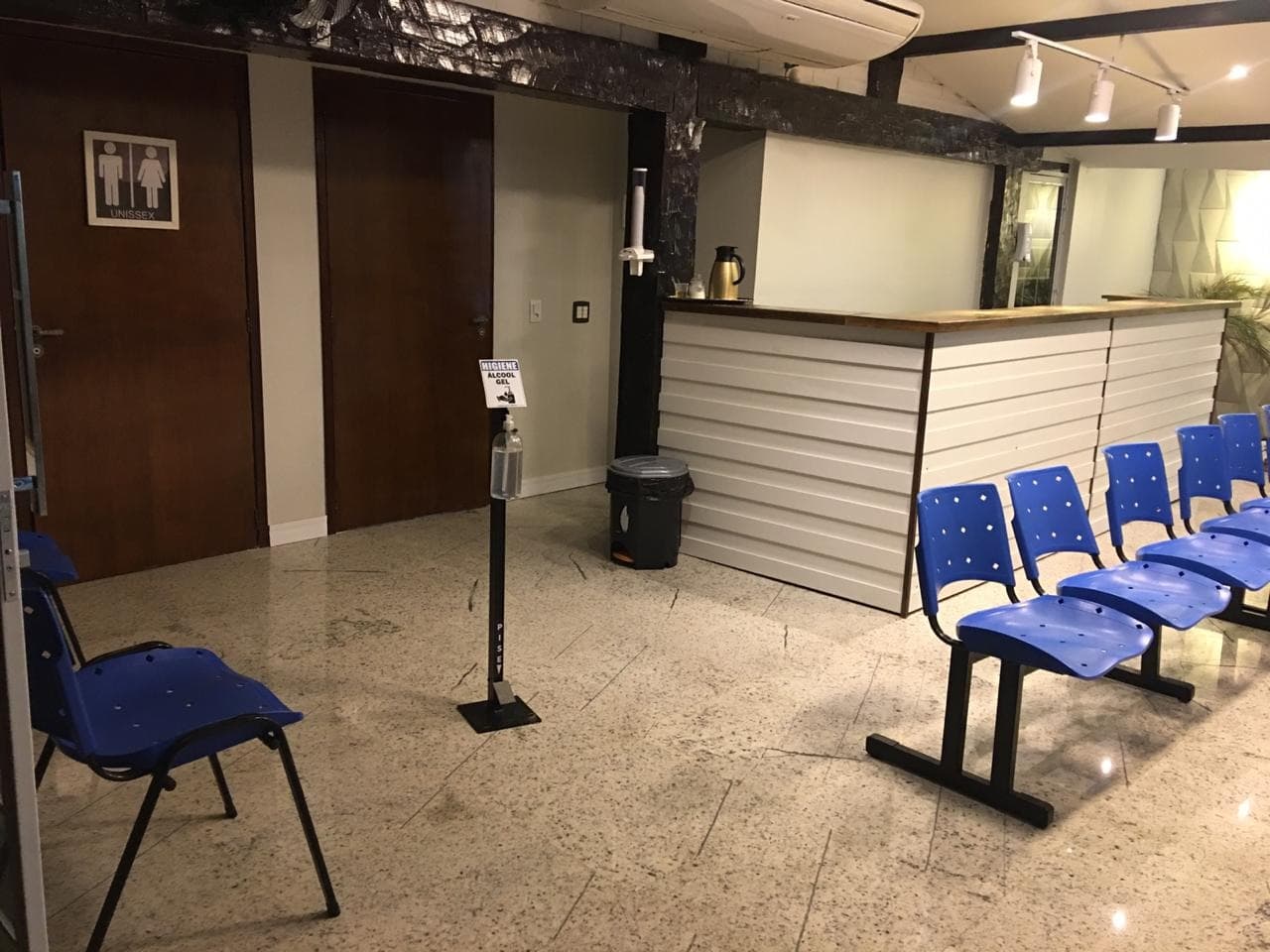 Recepção e sala de espera da Clínica Endoscorpus em São Gonçalo