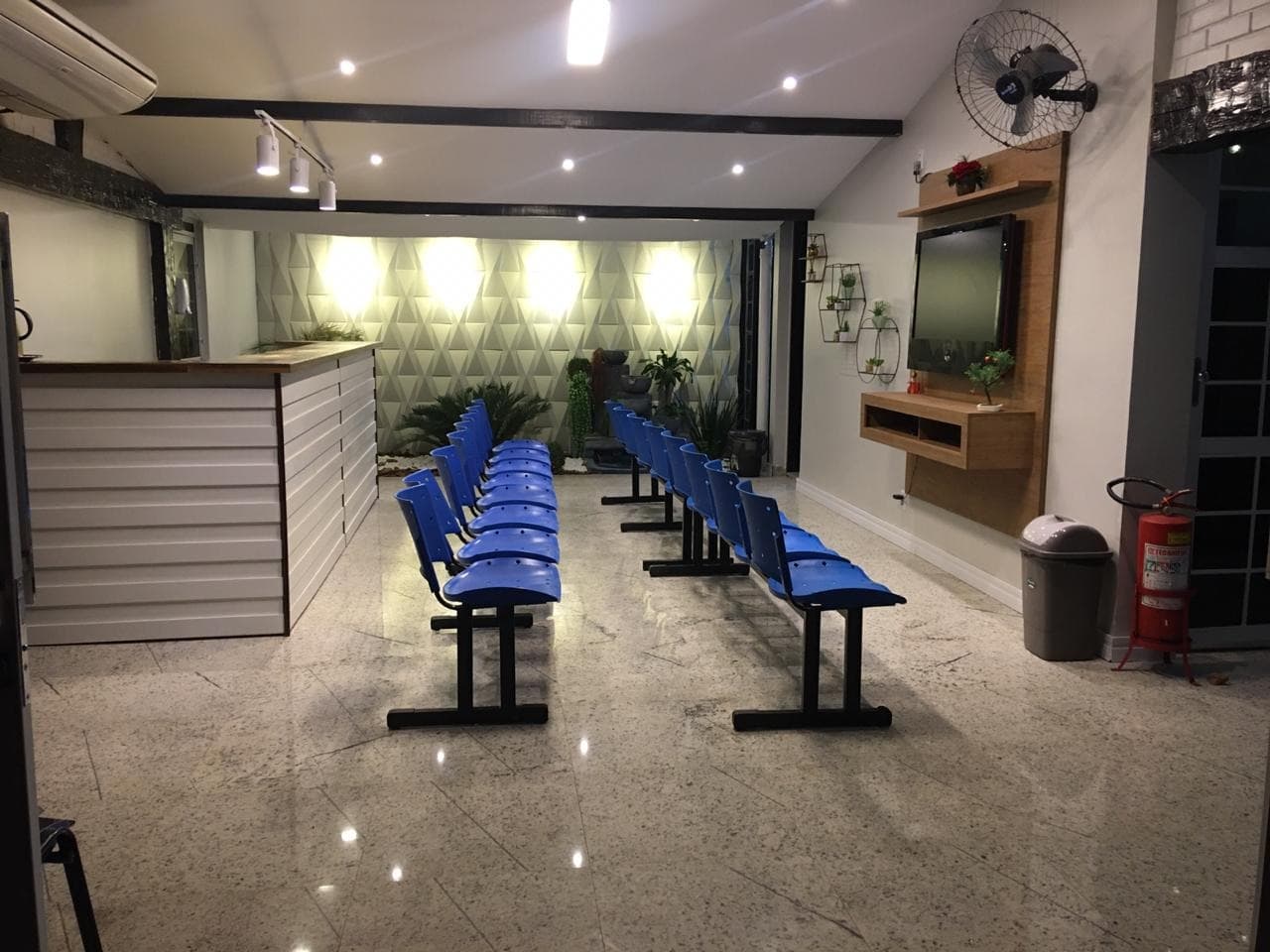 Sala de espera da Clínica Endoscorpus em São Gonçalo