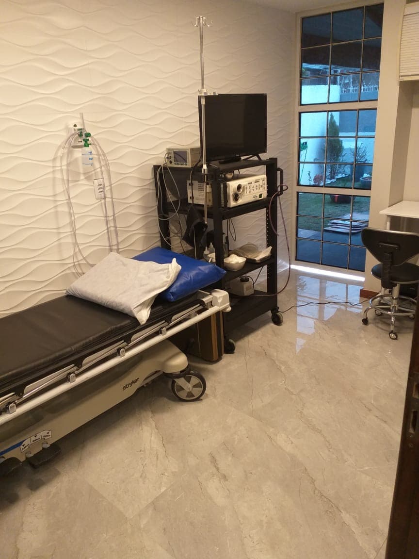 Sala de procedimentos com equipamento de endoscopia na Clínica Endoscorpus em São Gonçalo